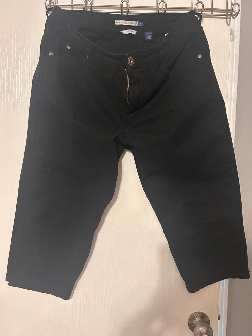 Bandolino Black Straight-Leg Capris
